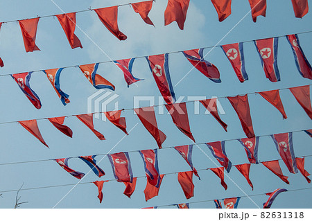 空にはためく沢山の北朝鮮国旗 82631318