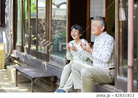田舎暮らしをするシニア夫婦 82631913