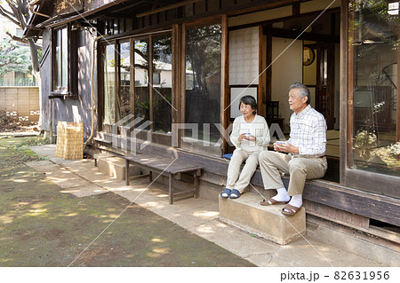 田舎暮らしをするシニア夫婦 田舎暮らしをするシニア夫婦 82631956