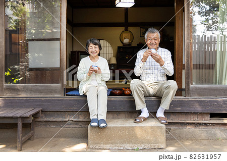 田舎暮らしをするシニア夫婦 82631957