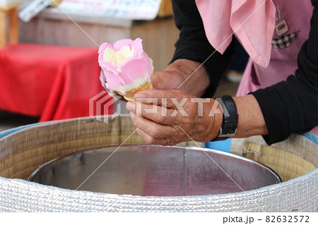 秋田のババヘラアイスを作っているところ 82632572