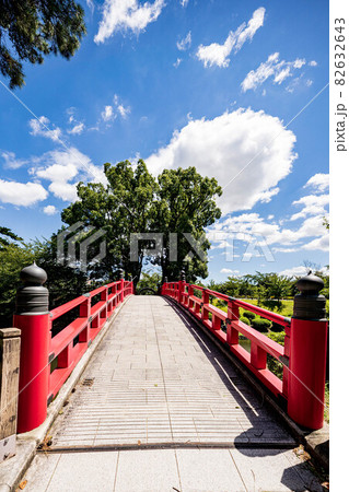 赤い橋とその向こう側に広がる青い空と白い雲 赤い橋とその向こう側に広がる青い空と白い雲 82632643