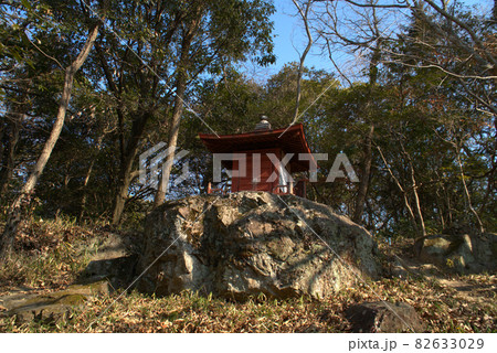 龍ノ口山の山腹に建つ祠　岡山県岡山市中区 82633029