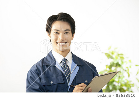 作業服を着て微笑む工務店の男性 82633910