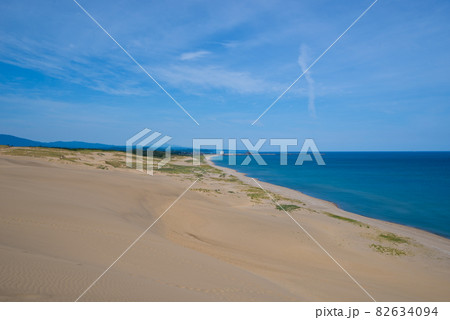 鳥取砂丘と青い空と日本海 82634094