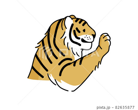 前足を出している虎 82635877