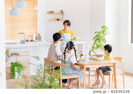 ダイニングで食事する4人家族 82636336