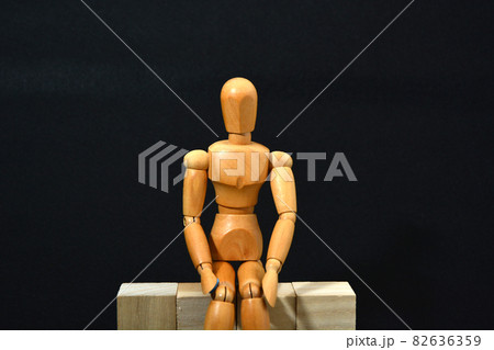 デッサン人形を使ったポーズ デッサン人形を使ったポーズ 82636359