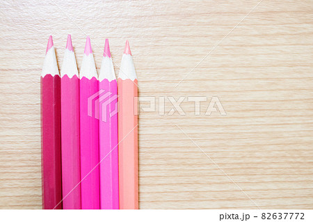 色鉛筆 ピンク系統 左に横並び 82637772
