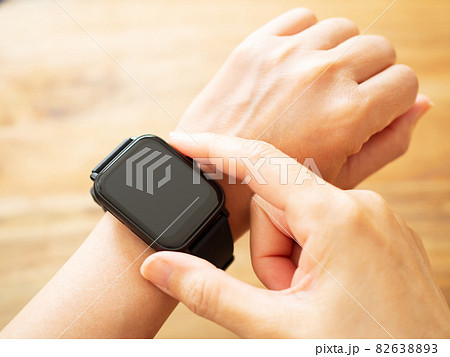 腕につけたスマートウォッチ 82638893