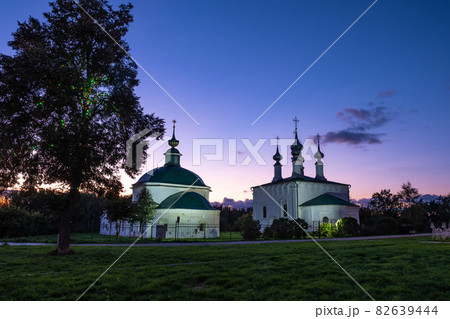 Reliefs of the domes of the Pyatnitskaya and the Entrance-Hierasalimskaya churches in the city of Suzdal against the background of the evening sky. 82639444