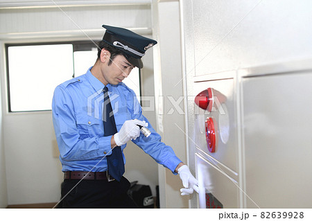 帽子と制服を着た巡回警備員の若い男性 82639928