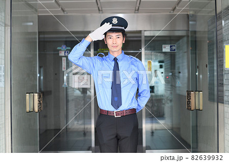 帽子と制服を着た巡回警備員の若い男性 帽子と制服を着た巡回警備員の若い男性 82639932