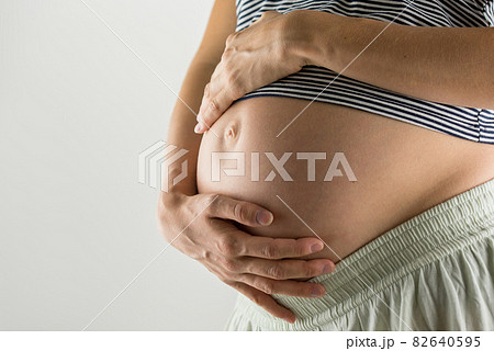 Young woman in the later stages of pregnancy 82640595