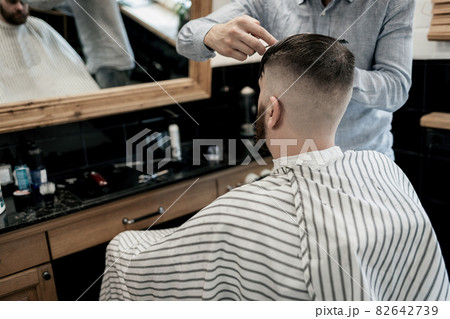 Man in barbershop 82642739