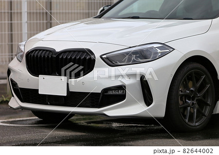 駐車場の白いスポーツカー イメージ 駐車場の白いスポーツカー イメージ 82644002