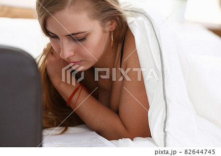 woman work winh laptop stay in bed early morning 82644745