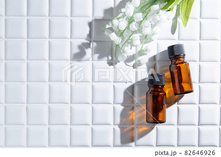 アロマオイルの瓶二つとスズラン・ミュゲ。コピースペース有り。 アロマオイルの瓶二つとスズラン・ミュゲ。コピースペース有り。 82646926