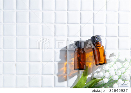 アロマオイルの瓶二つとスズラン・ミュゲ。コピースペース有り。 アロマオイルの瓶二つとスズラン・ミュゲ。コピースペース有り。 82646927