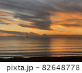 オレンジ色に染まる空に浮かぶ富士山のシルエット 82648778