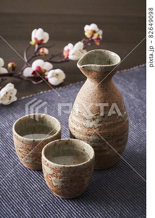 お猪口と徳利の日本酒イメージ　白梅 82649098