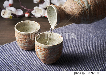 お猪口に注がれる日本酒イメージ 82649100