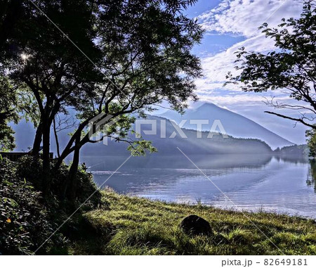 湖に浮かぶ山と釣り 湖に浮かぶ山と釣り 82649181