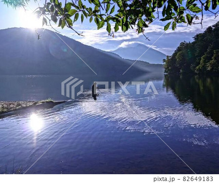 湖に浮かぶ山と釣り 82649183