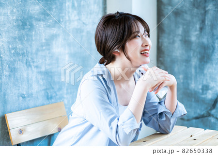 音楽を聴く若い女性 音楽を聴く若い女性 82650338