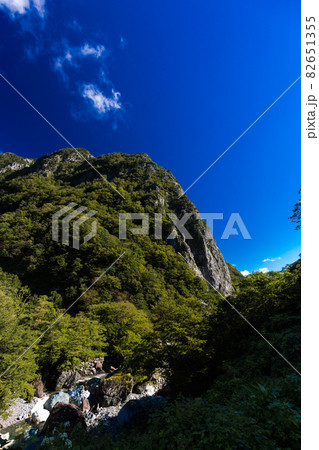 眼前にそびえる岩壁　明星山 82651355