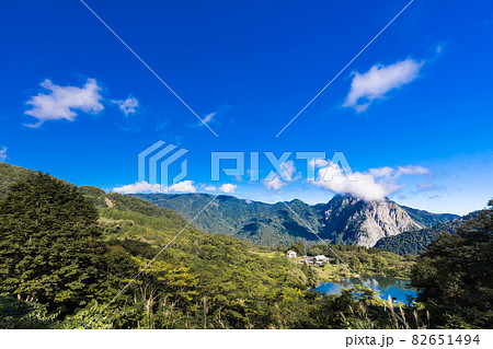 岩山の麓コバルトブルーの湖 高浪の池 岩山の麓コバルトブルーの湖 高浪の池 82651494