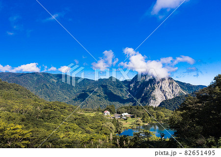 岩山の麓コバルトブルーの湖　高浪の池 82651495