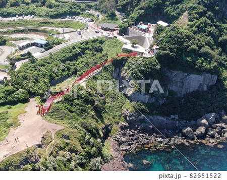 津黄漁港の港湾上空から元乃隅稲成神社を望む 82651522
