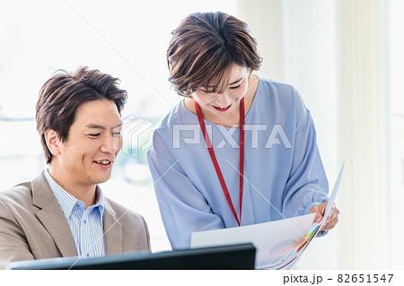 オフィスで打ち合わせをする上司と部下 オフィスで打ち合わせをする上司と部下 82651547