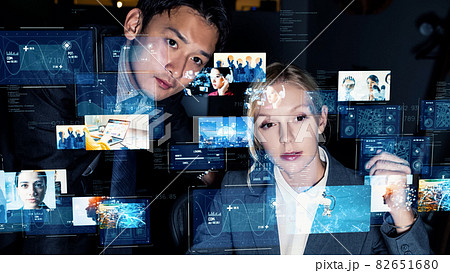 映像コンテンツを見る人々 82651680