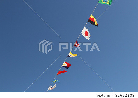 快晴の大空にはためく運動会の万国旗 快晴の大空にはためく運動会の万国旗 82652208