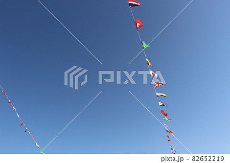 快晴の大空にはためく運動会の万国旗 82652219