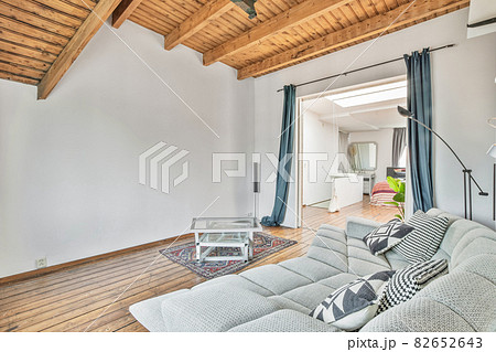 Elegant and spacious living room with beautiful furniture 82652643