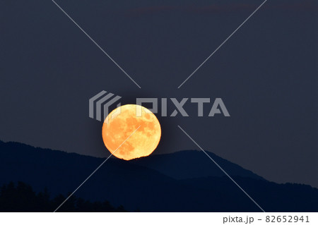 北杜市白州町、月齢13.1（十四夜）の月が茅ヶ岳から昇る 82652941