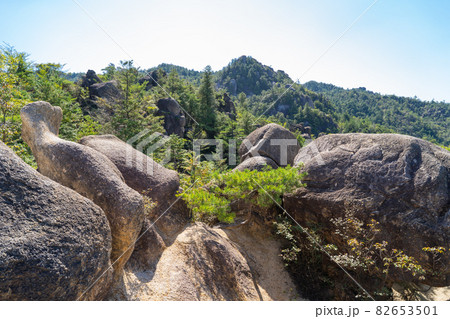 北峰縦走線の岩稜から見た竜王山(金勝アルプス) 北峰縦走線の岩稜から見た竜王山(金勝アルプス) 82653501
