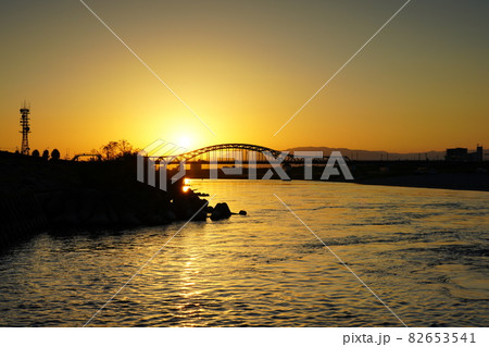 秋の黄昏時の長良川に架かる忠節橋 82653541