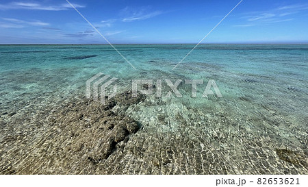 【鹿児島県与論島】トゥマイ浜の穏やかな浅瀬 【鹿児島県与論島】トゥマイ浜の穏やかな浅瀬 82653621