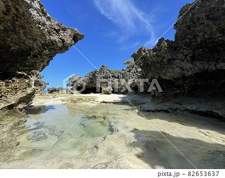 【鹿児島県与論島】干潮の寺崎海岸、潮だまり 82653637