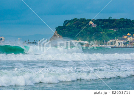 七里ヶ浜の台風のウネリ、強風波浪注意報、大荒れの海 82653715