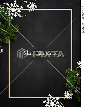 クリスマスの雑貨と黒い背景 82655848