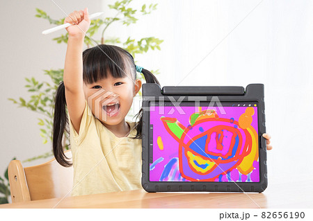 タブレットを使ってデジタルでお絵描きする3歳の子供 育児 子育て の写真素材