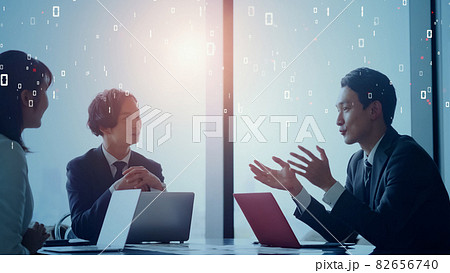 ミーティングする人々　デジタルトランスフォーメーション 82656740