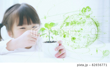 植物を見る少女　環境イメージ　サステナブル　SDGs 82656771