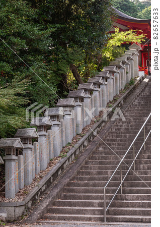 神社 楼門階段 82657633