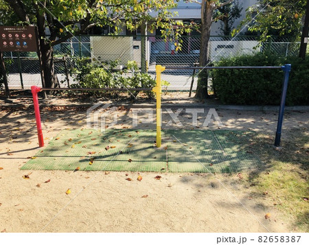 公園の鉄棒 公園の鉄棒 82658387